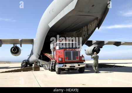 Während Patriot Hook 2011, einer TALCE-Übung der Air Force Reserve, wird ein FEMA-Such- und Rettungsfahrzeug auf einen C-17 Globemaster III auf dem Naval Auxiliary Landing Field San Clemente geladen. Stockfoto