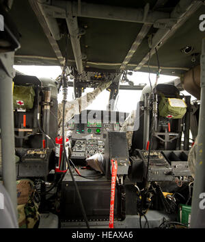 Eine US Armee UH-60 Black Hawk-Crew bereitet zu überfliegen, Los Alamitos Army Airfield, California zur Unterstützung der Patriot Haken 2012, 16. März 2012. Patriot Haken 2012 übt sich Air Force Reserve Command gesponsert, das Ausbringen von Tanker/Luftbrücke Bedienelemente auf drei Standorte und Einheiten aus der Reserve der Luftwaffe, Marine, Küstenwache, Federal Emergency Management Agency, Border Patrol Search Trauma und Rettungs- und andere Agenturen bestätigen die Lebensfähigkeit der koordinierten, Sicherheit, Katastrophe und Kontingenz Antwort Operationen montiert.  Master Sergeant John Herrick Stockfoto