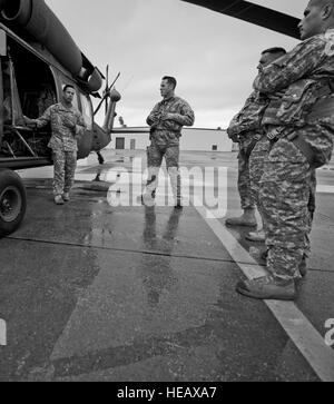 Eine US Armee UH-60 Black Hawk-Crew bereitet zu überfliegen, Los Alamitos Army Airfield, California zur Unterstützung der Patriot Haken 2012, 16. März 2012. Patriot Haken 2012 übt sich Air Force Reserve Command gesponsert, das Ausbringen von Tanker/Luftbrücke Bedienelemente auf drei Standorte und Einheiten aus der Reserve der Luftwaffe, Marine, Küstenwache, Federal Emergency Management Agency, Border Patrol Search Trauma und Rettungs- und andere Agenturen bestätigen die Lebensfähigkeit der koordinierten, Sicherheit, Katastrophe und Kontingenz Antwort Operationen montiert.  Master Sergeant John Herrick Stockfoto