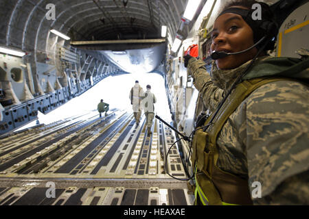 US Air Force Senior Airman Beverly Corin stellt sicher, dass die Ladung ordnungsgemäß von einer c-17 Globemaster III in Los Alamitos Army Airfield zur Unterstützung der Patriot Haken 2012, 17. März 2012 abgeladen ist. Patriot Haken 2012 übt sich Air Force Reserve Command gesponsert, das Ausbringen von Tanker/Luftbrücke Bedienelemente auf drei Standorte und Einheiten aus der Reserve der Luftwaffe, Marine, Küstenwache, Federal Emergency Management Agency, Border Patrol Search Trauma und Rettungs- und andere Agenturen bestätigen die Lebensfähigkeit der koordinierten, Sicherheit, Katastrophe und Kontingenz Antwort Operationen montiert.  Master Sergeant John He Stockfoto