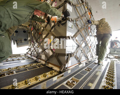 US Air Force Master Sgt. Michelle Hite (links), 326th Luftbrücke Geschwader Wohnmitgliedstaat Ladung aus einer c-17 Globemaster III in Los Alamitos Army Airfield zur Unterstützung der Patriot Haken 2012, 17. März 2012. Patriot Haken 2012 übt sich Air Force Reserve Command gesponsert, das Ausbringen von Tanker/Luftbrücke Bedienelemente auf drei Standorte und Einheiten aus der Reserve der Luftwaffe, Marine, Küstenwache, Federal Emergency Management Agency, Border Patrol Search Trauma und Rettungs- und andere Agenturen bestätigen die Lebensfähigkeit der koordinierten, Sicherheit, Katastrophe und Kontingenz Antwort Operationen montiert.  Master Sgt Stockfoto