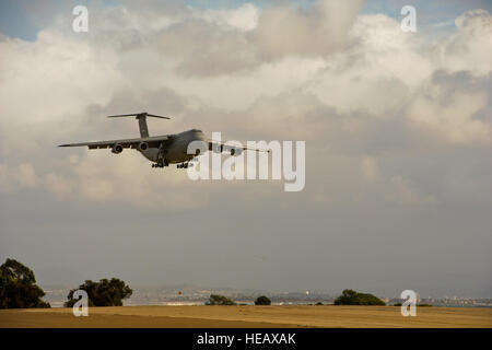 Eine c-5 Galaxy landet auf der Naval Air Station North Island zur Unterstützung der Übung Patriot Haken 2012, 18. März 2012. Patriot Haken 2012 übt sich Air Force Reserve Command gesponsert, das Ausbringen von Tanker/Luftbrücke Bedienelemente auf drei Standorte und Einheiten aus der Reserve der Luftwaffe, Marine, Küstenwache, Federal Emergency Management Agency, Border Patrol Search Trauma und Rettungs- und andere Agenturen bestätigen die Lebensfähigkeit der koordinierten, Sicherheit, Katastrophe und Kontingenz Antwort Operationen montiert.  Christopher E. Hibben techn. Sgt. Stockfoto