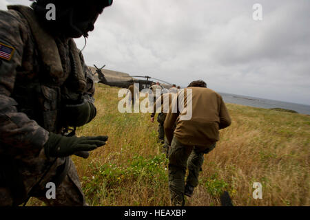 1. Angriff Hubschrauber-Bataillon, 140. Aviation Regiment, kalifornischen Nationalgarde, US-Armee Sgt. Michael Beatty, gemeinsame Kräfte Training Base Los Alamitos, Kalifornien, lädt Los Angeles Federal Bureau der Untersuchung spezielle Waffen und Taktiken Teammitglieder auf ein UH-60 Black Hawk-Hubschrauber zur Unterstützung der Patriot Haken an einem unbekannten Ort, Calif., 25. April 2014. Patriot Haken ist eine jährliche Übung simuliert eine gemeinsame militärische und zivile Gewalt Reaktion auf eine Naturkatastrophe in einem vorwärts bereitgestellte Speicherort.  Staff Sgt Heather Cozad Stockfoto