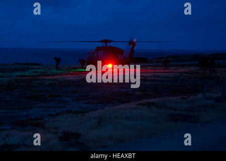 Ein US-Armee UH-60 Black Hawk Hubschrauber, fällt ab Los Angeles Federal Bureau der Untersuchung spezielle Waffen und Taktiken Teammitglieder während einer Nacht Trainingsmission zur Unterstützung der Patriot Haken an einem unbekannten Ort, Calif., 25. April 2014. Patriot Haken ist eine jährliche Übung simuliert eine gemeinsame militärische und zivile Gewalt Reaktion auf eine Naturkatastrophe in einem vorwärts bereitgestellte Speicherort.  Staff Sgt Heather Cozad Stockfoto