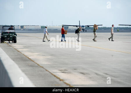 US Air Force Senior Airman Alexander Honahan, 46. Antenne Port Squadron, Dover Air Force Base, Delaware, Escort FBI-Agenten zu einem wartenden Flugzeug zur Unterstützung der Übung Patriot Sands in Homestead Air Reserve Base, Florida, 23. Februar 2013. Patriot Sands ist eine gemeinsame Agentur Übung entwickelt, um FEMA, FBI und Flieger in eine unvorhergesehene Reaktion Umgebung trainieren.  Staff Sgt Heather Cozad Stockfoto