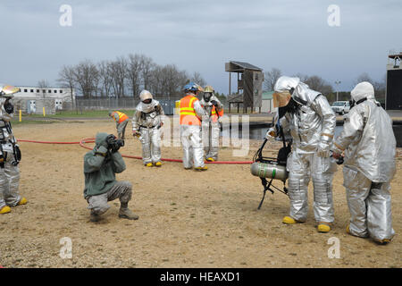 US Air Force Staff Sgt Joseph Araiza, 4. bekämpfen Kamera Squadron, März ARB, Kalifornien fotografiert Feuerwehrleute aus der 433d Civil Engineering Squadron, Lackland, AFB, Texas und 512th hoch-und Tiefbau-Geschwader, Dover, AFB, Delaware während der Durchführung Feuer Grube Ausbildung am 2. Mai 2014 während der Übung Patriot Krieger an Fort McCoy, Wisconsin. Vereinigte Staaten militärische Reserve Komponenten aus allen Branchen beteiligen sich an kombinierte Übungen Patriot Krieger, Global Medic, Diamond Saber und CSTX in Vorbereitung auf bevorstehende Einsätze in gemischten Umgebungen.  Master Sergeant Francisco V. Govea II / veröffentlicht) Stockfoto