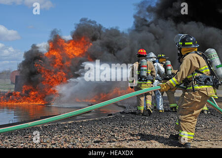 US Air Force Feuerwehrleute aus 433. Tiefbau Squadron, Lackland AFB, Texas und 512th hoch-und Tiefbau-Geschwader, Dover AFB, Del., führen Feuerstelle Ausbildung neben US Army Feuerwehr vom 237th, 336th, 628th, 923rd Ingenieur-DET, Sturtevant, Wisconsin, am 3. Mai 2014, während Übung Patriot Krieger at Fort McCoy, Wisconsin, USA Vereinigte Staaten militärische Reserve Komponenten aus allen Branchen beteiligen kombiniert Übungen Patriot Krieger , Global Medic, Diamond Saber und CSTX in Vorbereitung auf bevorstehende Einsätze in gemischten Umgebungen.  Master Sergeant Francisco V. Govea II / veröffentlicht) Stockfoto