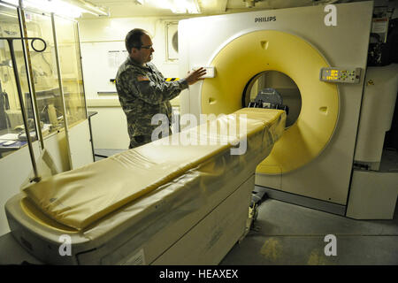 US Armee Generalmajor Corey William, berechnet ein Radiologe zugewiesen 320th Medical Company (Krankenhaus), Greensboro, N.C., zeigt ein Multi-Detektor 16 Stück Tomographie Scanner 6. Mai 2014.  Übung Patriot Krieger am Fort McCoy, Wisconsin, USA, ist das erste Mal, die während einer Fortbildungsveranstaltung für Reserve-Feld ein CT-Scanners verwendet wurde. Vereinigte Staaten militärische Reserve Komponenten aus allen Branchen beteiligen sich an kombinierte Übungen Patriot Krieger, Global Medic, Diamond Saber und CSTX in Vorbereitung auf bevorstehende Einsätze in gemischten Umgebungen.  Master Sergeant Francisco V. Govea II / veröffentlicht) Stockfoto