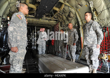 US Air Force major Jeff Cooper, Kaplan, IMA Reservist an der 55. Flügel, Offutt AFB, Neb., und US-Armeesoldaten aus 311. Quartermaster Company, Leichenhalle Angelegenheiten, US Army Reserve Center Aguadilla, Puerto Rico, Durchführung von einer Rampe Zeremonie bei der Young Air Assault Strip am 8. Mai 2014, während der Praxis trainieren Sie Patriot Krieger im Fort McCoy, Wisconsin, USA Vereinigte Staaten militärische Reserve, an denen Komponenten aus allen Branchen kombinierte Übungen Patriot Krieger teilnehmen , Global Medic, Diamond Saber und CSTX in Vorbereitung auf bevorstehende Einsätze in gemischten Umgebungen.  Master Sergeant Francisco V Stockfoto