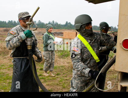 US-Armee Pfc William Doppelpunkt und Spc. Francisco Diaz, Erdöl Versorgung Spezialisten aus dem 941st Viertel-Master-Unternehmen, Salinas, Puerto Rico, roll-up einen Schlauch auf einen schwerer erweiterter Mobilität taktischer LKW nach Betankung eines Generators die Zelte und Büroflächen des militärischen Personals, 8. Mai 2014 zu erwärmen, zur Unterstützung der Bewegung Patriot Krieger am Fort McCoy, Wisconsin, USA Vereinigte Staaten militärische Reserve an Komponenten aus allen Branchen kombinierte Übungen Patriot Krieger , Global Medic, Diamond Saber und CSTX in Vorbereitung auf bevorstehende Einsätze in gemischten Umgebungen. Staff Sgt Joseph Araiz Stockfoto