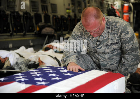 US Air Force Kaplan Capt Norman Jones, individuelle Mobilisierung Augmentee an der 20. Kämpfer-Flügel befestigt, Shaw AFB., S.C. führt eine simulierte Rampe Zeremonie, 10. Mai 2014 während des Trainings Patriot Krieger bei Fort McCoy, Wisconsin, USA Vereinigte Staaten militärische Reserve Components aus allen Branchen an kombinierte Übungen Patriot Krieger, Global Medic, Diamond Saber und CSTX in Vorbereitung auf bevorstehende Einsätze in gemischten Umgebungen.  Master Sergeant Francisco V. Govea II / veröffentlicht) Stockfoto