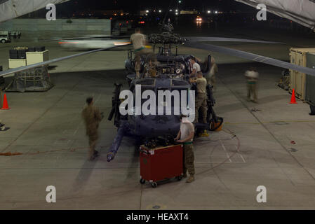 US-Flieger, der 41. Expeditionary Hubschrauber Wartungseinheit, 455. Expeditionary Aircraft Maintenance Squadron zugewiesen arbeiten um eine 50-Stunden-Kontrolle auf einem HH-60 Pave Hawk-Hubschrauber in Bagram Air Field, Afghanistan, 28. Juni 2015 abzuschließen. 41. EHMU sorgen für Pflastern Falken auf Bagram für Flug vorbereitet sind und eine Mission bereit den Zustand wieder, sobald sie landen.   Techn. Sgt Joseph Swafford Stockfoto