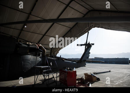 US-Flieger, die 41. Expeditionary Helicopter Maintenance Unit zugeordnet zu arbeiten um eine 50-Stunden-Kontrolle auf einem HH-60 Pave Hawk-Hubschrauber in Bagram Air Field, Afghanistan, 28. Juni 2015 abzuschließen. 41. EHMU sorgen für Pflastern Falken auf Bagram für Flug vorbereitet sind und eine Mission bereit den Zustand wieder, sobald sie landen.   Techn. Sgt Joseph Swafford Stockfoto