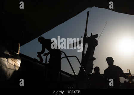 US-Flieger, die 41. Expeditionary Helicopter Maintenance Unit zugeordnet zu arbeiten um eine 50-Stunden-Kontrolle auf einem HH-60 Pave Hawk-Hubschrauber in Bagram Air Field, Afghanistan, 28. Juni 2015 abzuschließen. 41. EHMU sorgen für Pflastern Falken auf Bagram für Flug vorbereitet sind und eine Mission bereit den Zustand wieder, sobald sie landen.   Techn. Sgt Joseph Swafford Stockfoto