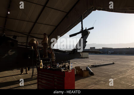 US-Flieger, die 41. Expeditionary Helicopter Maintenance Unit zugeordnet zu arbeiten um eine 50-Stunden-Kontrolle auf einem HH-60 Pave Hawk-Hubschrauber in Bagram Air Field, Afghanistan, 28. Juni 2015 abzuschließen. 41. EHMU sorgen für Pflastern Falken auf Bagram für Flug vorbereitet sind und eine Mission bereit den Zustand wieder, sobald sie landen.   Techn. Sgt Joseph Swafford Stockfoto