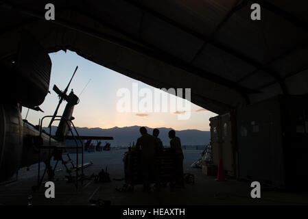 US-Flieger, die 41. Expeditionary Helicopter Maintenance Unit zugeordnet zu arbeiten um eine 50-Stunden-Kontrolle auf einem HH-60 Pave Hawk-Hubschrauber in Bagram Air Field, Afghanistan, 28. Juni 2015 abzuschließen. 41. EHMU sorgen für Pflastern Falken auf Bagram für Flug vorbereitet sind und eine Mission bereit den Zustand wieder, sobald sie landen.  Techn. Sgt Joseph Swafford Stockfoto