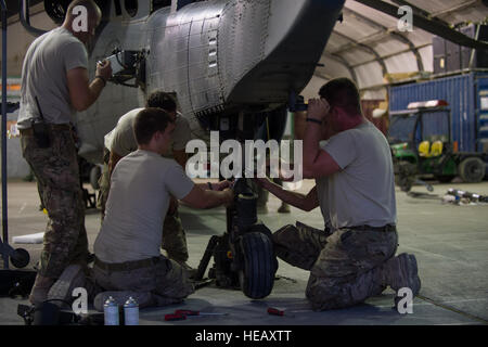 US-Flieger, die 41. Expeditionary Helicopter Maintenance Unit zugeordnet zu arbeiten um eine 50-Stunden-Kontrolle auf einem HH-60 Pave Hawk-Hubschrauber in Bagram Air Field, Afghanistan, 28. Juni 2015 abzuschließen. 41. EHMU sorgen für Pflastern Falken auf Bagram für Flug vorbereitet sind und eine Mission bereit den Zustand wieder, sobald sie landen.  Techn. Sgt Joseph Swafford Stockfoto