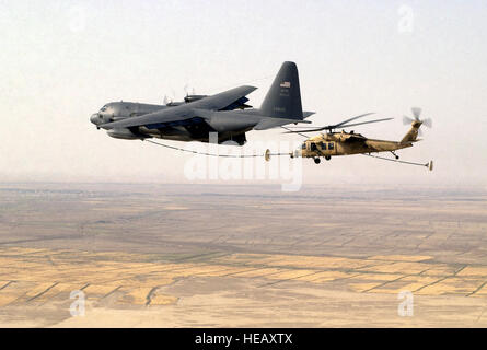 A uns Air Force Reserve HH - 60 G Pave Hawk Suche und Rettung Hubschrauber zur 301. Rescue Squadron versetzt, führt im Flug tanken ein Air Force Reserve Command HC-130 Hercules Tankflugzeuge von der 39. Rescue Squadron, während einer Mission über Tallil Air Base, Irak, während der Operation Iraqi Freedom Staff Sgt Shane Cuomo) Stockfoto