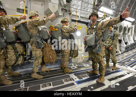 Rumänien-Armee-Fallschirmjäger aus 6. Special Operations Brigade und US Army Fallschirmjäger 173rd Airborne Brigade zugewiesen bereiten Sie springen von einer C17 Globemaster III Flugzeuge von Papa Air Base, Ungarn während airborne Operations bei Juliet Drop-Zone in Pordenone, Italien, 17. Oktober 2016, als Teil der Peacemaster Einheit Training. Peacemaster Einheit ist Joint multinational Readiness Übung mit Beteiligung aus 7 Nationen, die Durchführung von Missionen in 3 Ländern liefert mehr als 2000 Soldaten und 20 schweren Tropfen. Der 173rd Airborne Brigade ist der US-Armee Kontingenz Response Force in Europa, ca Stockfoto