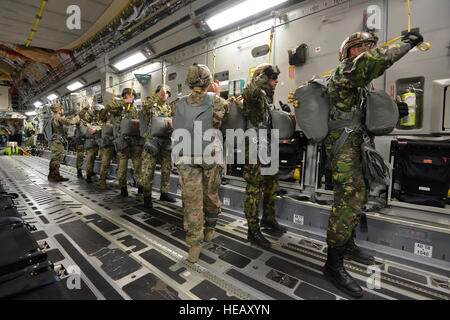 Rumänien-Armee-Fallschirmjäger aus 6. Special Operations Brigade und US Army Fallschirmjäger 173rd Airborne Brigade zugewiesen bereiten Sie springen von einer C17 Globemaster III Flugzeuge von Papa Air Base, Ungarn während airborne Operations bei Juliet Drop-Zone in Pordenone, Italien, 17. Oktober 2016, als Teil der Peacemaster Einheit Training. Peacemaster Einheit ist Joint multinational Readiness Übung mit Beteiligung aus 7 Nationen, die Durchführung von Missionen in 3 Ländern liefert mehr als 2000 Soldaten und 20 schweren Tropfen. Der 173rd Airborne Brigade ist der US-Armee Kontingenz Response Force in Europa, ca Stockfoto