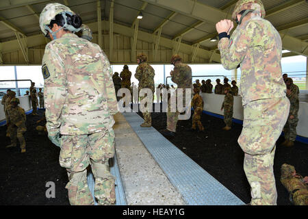 US Army Fallschirmjäger 54th Engineer Battalion, 173rd Airborne Brigade und italienische Armee zugewiesen, Fallschirm landen Proben fällt auf Aviano Air Base, Italien, in Vorbereitung für airborne Operations bei Juliet Drop-Zone in Pordenone, Italien, 19. Oktober 2016 als Teil der Peacemaster Einheit Training. Peacemaster Einheit ist Joint multinational Readiness Übung mit Beteiligung aus sieben Nationen, die Durchführung von Missionen in drei Ländern liefert mehr als 2000 Soldaten und 20 schweren Tropfen. Der 173rd Airborne Brigade ist der US-Armee Kontingenz Response Force in Europa, in der Lage von vorspringenden re Stockfoto