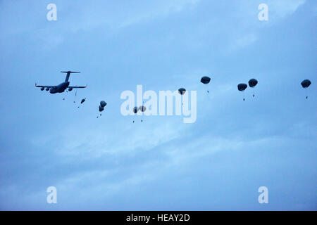 Fallschirmjäger von der ungarischen Armee 2. Special Forces Regiment, polnische 6. Luftlandebrigade und Rumäniens 6. Special Operations Brigade 173rd Airborne Brigade der US Army, beenden eine C17 Globemaster III Flugzeug auf Juliet Drop-Zone in Pordenone, Italien im Rahmen der Peacemaster-Einheit, 19. Oktober 2016. Die kombinierte Übung zeigt die multinationale Kapazitätsaufbau der Luft Gemeinschaft und in der Luft verbündeten Nationen gemeinsam. Der 173rd Airborne Brigade ist der US-Armee Kontingenz Response Force in Europa, in der Lage, überstehende bereit Kräfte überall in den US-europäischen, Afr Stockfoto