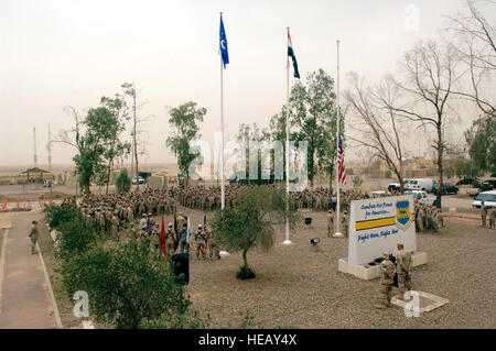 Mehr als 300 Flieger aus der 332. Air Expeditionary Wing teilen einen Moment der Stille vor der Gedenkstätte gefallenen Flieger 28.Mai Balad Air Base, Irak. Dreiunddreißig Flieger Namen auf dem Denkmal, einschließlich der jüngsten Verlust der Flügel, Staff Sgt John selbst beschriftet werden. Der Sergeant Sicherheitskräfte Verteidiger mit dem det. 3, 732. Expeditionary Sicherheit zwingt Geschwader im Camp Liberty, Bagdad, starb 14 Mai während der Durchführung einer Bekämpfung Patrouille in den Rasheed Distrikt von Bagdad. Flieger 1. Klasse Jonathan Steffen) Stockfoto