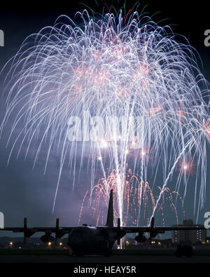 YOKOTA AIR BASE, Japan--Feuerwerk platzen über Yokota Air Base 3 Juli. Die 374th Kraft Support Squadron vorgesehen Yokota Bewohner und ihre Gäste mit Veranstaltungen für alle Altersgruppen. Der Tag startete mit der Kracher 5K laufen und eine Vielzahl von Aktivitäten während des Tages, Gokarts, Streichelzoo, gehören live-Unterhaltung, Essen und Feuerwerk. Osakabe Yasuo) Stockfoto