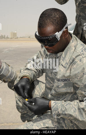 SATHER AIR BASE, Irak – Senior Airman David Britt, 447th Expeditionary Logistik Bereitschaft Squadron Brennstoffe Laborantin, nimmt eine Probe, die Menge an Wasser im Kraftstoff entnommen einer irakischen Kraftstoff-LKW hier 20. Juli 2009 zu testen. Airman Britt führt wöchentliche Tests auf irakische Luftwaffe Tankfahrzeuge um sicherzustellen, dass sie die höchste Qualität Kraftstoff möglich erhalten. Airman Britt, ein Unternehmen, Ala., heimisch, wird bereitgestellt von McConnell Air Force Base, Johnny L. Saldivar kan techn. Sgt. Stockfoto