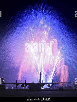 YOKOTA AIR BASE, Japan--Feuerwerk platzen über Yokota Air Base 3 Juli. Die 374th Kraft Support Squadron vorgesehen Yokota Bewohner und ihre Gäste mit Veranstaltungen für alle Altersgruppen. Der Tag startete mit der Kracher 5K laufen und eine Vielzahl von Aktivitäten während des Tages, Gokarts, Streichelzoo, gehören live-Unterhaltung, Essen und Feuerwerk. Osakabe Yasuo) Stockfoto