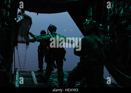 US Air Force Pararescuemen, 82. Expeditionary Rescue Squadron (ERQS), einen static-Line Sprung ausführen aus einem MC - 130P Kampf gegen Schatten, 81. ERQS, über den Golf von Tadjoura, Dschibuti, 21. März 2013. Der Sprung war Teil einer Trainingsmission zur Unterstützung kombiniert Joint Task Force-Horn von Afrika.  Staff Sgt Devin Doskey Stockfoto