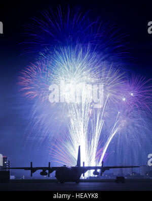 YOKOTA AIR BASE, Japan--Feuerwerk platzen über Yokota Air Base 3 Juli. Die 374th Kraft Support Squadron vorgesehen Yokota Bewohner und ihre Gäste mit Veranstaltungen für alle Altersgruppen. Der Tag startete mit der Kracher 5K laufen und eine Vielzahl von Aktivitäten während des Tages, Gokarts, Streichelzoo, gehören live-Unterhaltung, Essen und Feuerwerk. Osakabe Yasuo) Stockfoto