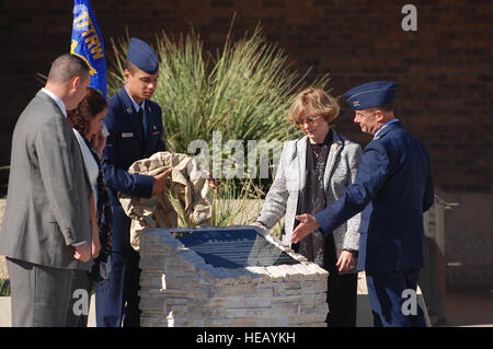 GOODFELLOW AIR FORCE BASE, Texas – von links: Shannon Summar-Ross, Sally Ross und Jason Ross nehmen Sie ein paar Momente zu schauen über die Plakette widmet und benennt die 17. medizinische Gruppe Behandlung Militäranlage in der Ross Clinic.  Staff Sgt Heather Rodgers) Stockfoto