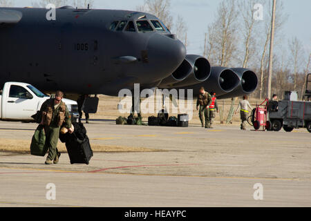 Besatzungsmitglieder von den 23. und 69. Bomb Squadron laden ihre Fluggeräte auf eine B - 52H Stratofortress vor dem Start auf der Minot Air Force Base, N.D., 1. April 2015. Das Trainingsmission, geprägte "Polar Knurren," soll Bomber Schulungsanforderungen, sicherstellen, dass global Strike Fähigkeiten sind flexibel, glaubwürdig und verschiedenen zielgenau zu unterstützen. Senior Airman Bretagne Y. Bateman) Stockfoto