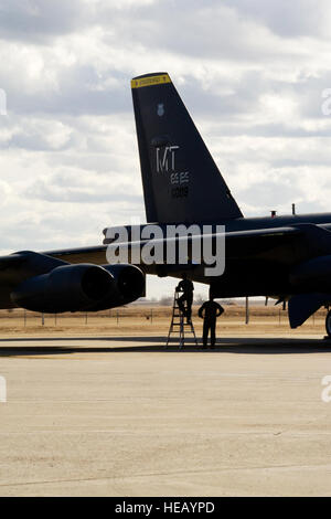 Besatzungsmitglieder von 69. Bomb Squadron führen Sie einen Preflight-Check auf eine B - 52 H Stratofortress vor dem Start auf Minot Air Force Base, N.D., 1. April 2015. Das Trainingsmission, geprägte "Polar Knurren," soll Bomber Schulungsanforderungen, sicherstellen, dass global Strike Fähigkeiten sind flexibel, glaubwürdig und verschiedenen zielgenau zu unterstützen. Senior Airman Bretagne Y. Bateman) Stockfoto