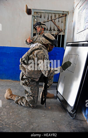 US Armee Sgt. Keron Frazier aus der 25. spezielle Truppen Bataillon Sicherheitsabteilung, 25. Infanterie-Division führt sensible Seite Ausbeutung Ausbildung mit irakischen Polizisten bei Sequor Polizeistation in der Nähe von Tikrit, Irak, 9. September. Stockfoto