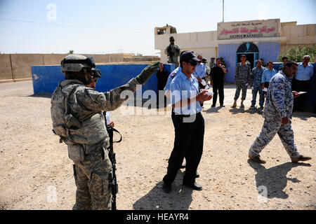 US Armee Sgt. Keron Frazier aus der 25. spezielle Truppen Bataillon Sicherheitsabteilung, 25. Infanterie-Division führt sensible Seite Ausbeutung Ausbildung mit irakischen Polizisten bei Sequor Polizeistation in der Nähe von Tikrit, Irak, 9. September. Stockfoto