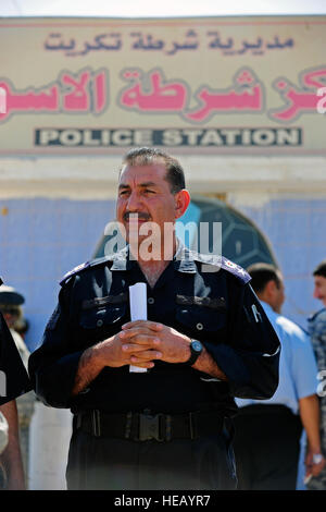 Irakische Polizei Chef Lt. Col Ghazi Hamed Goma'a steht außerhalb der Sequor Polizeistation nach US-Soldaten aus der 25. spezielle Truppen Bataillon Sicherheitsabteilung, 25. Infanteriedivision sensible Seite Ausbeutung Schulungen mit irakischen Polizisten auf der Polizeistation in der Nähe von Tikrit, Irak, 9. September durchgeführt. Stockfoto