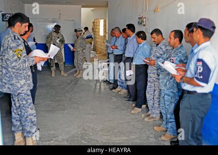 US Armee Sgt. Keron Frazier aus der 25. spezielle Truppen Bataillon Sicherheitsabteilung, 25. Infanterie-Division führt sensible Seite Ausbeutung Ausbildung mit irakischen Polizisten bei Sequor Polizeistation in der Nähe von Tikrit, Irak, 9. September. Stockfoto