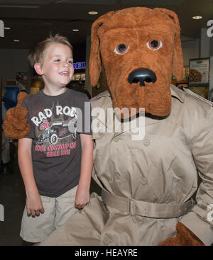 McGruff der Kriminalität Hund besucht den Basis-Austausch auf Travis Air Force Base Gruß Gönner während Polizei Woche. Im Jahr 1962 verkündete Präsident John F. Kennedy 15 Mai als nationalen Peace Officers Memorial Day und die Kalenderwoche in der Mai 15, als nationale Polizei Woche fällt. Durch eine gemeinsame Entschließung des Kongresses im Jahre 1962 gegründete zahlt nationale Polizei-Woche besondere Anerkennung an die Strafverfolgungsbehörden, die in der Linie der Pflicht für die Sicherheit und den Schutz der anderen ihr Leben verloren haben. (Heide Couch Stockfoto