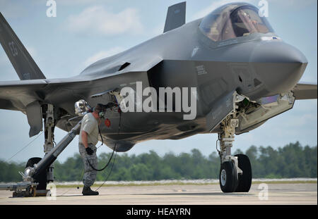 Senior Airman Max Todd, 33. Aircraft Maintenance Squadron Crewchief, führt eine heiße Grube tanken auf eine F-35A Lightning II auf Eglin Air Force Base, Florida, 13. Mai 2016. Diese Art der Betankung der Flugzeuge erfolgt während der Motor läuft schneller zu Düsen wieder in der Luft und eine gängige Praxis während des Krieges ist. Crew-Häuptlinge aus der 33. Kämpfer-Flügel führen diese Art der Betankung mindestens einmal pro Woche, Wartung Flieger über Ausbildung und Qualifikation auf dem neuesten Stand zu halten. Senior Airman Andrea Posey) Stockfoto