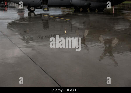 Das Bild von einer c-130 Hercules-Frachtflugzeugen 182. Airlift Wing zugewiesen, Illinois Air National Guard, Peoria, Illinois, spiegelt sich auf Regenwasser Powidz Luftwaffenstützpunkt in Polen, 20. Oktober 2014. Die US Air Force Aviation Detachment, 52. Operations Group, Lask Luftwaffenstützpunkt in Polen, Gastgeber 182. AW während des bilateralen Trainings mit der polnischen Luftwaffe.  Staff Sgt Christopher Ruano Stockfoto