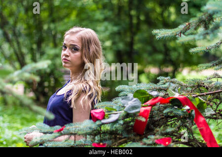 schöne Mädchen mit rosa und roten Band Stockfoto