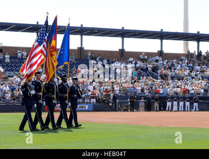 Die Luke Air Force Base Ehrengarde Beiträge die Farben vor dem Start von einem Baseball-Spiel zwischen den San Diego Padres und den Milwaukee Brewers 2007 Frühling Training März 21. Die Flieger waren anwesend, die Unterstützung von Air Force Woche in Arizona, ein Ereignis, das hebt die Air Force und dank die Community für ihre Unterstützung. Staff Sergeant Brian Ferguson) Stockfoto