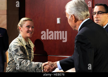 US Air Force Staff Sgt Anna Bily, links, mit dem Führungsstab der 50th Space Wing (SW), spricht mit ehemaliger Air Force Colonel Paul K. Robinson Jr., rechts, ein Vietnam-Krieg Kriegsgefangene, nach seiner Ansprache POW/MIA, Flieger, der 50. SW auf der Schriever Air Force Base in Colorado, 15. September 2014 zugewiesen. Robinson war von Juli 1972 bis März 1973 gefangen gehalten.  Dennis Rogers Stockfoto