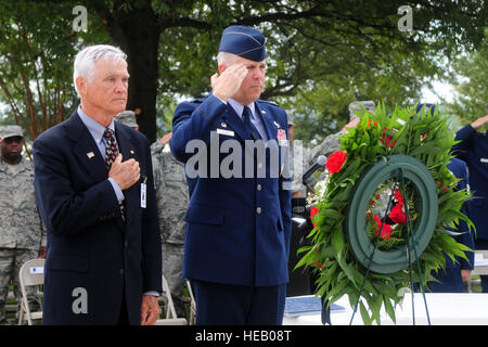 Ehemaliger US Air Force Oberstleutnant Barry B. Bridger, ehemalige POW und Oberst John J. Allen Jr., 633rd Air Base Wing Commander, achten während der Zeremonie POW/MIA Langley Air Force Base, VA., 17. September 2014. Am 27. Januar 1967 war Bridgers Flugzeuge abgeschossen über Son Tay, Nordvietnam, und sechs Jahre bei Hanoi Hilton Gefangenenlager gefangen gehalten.  Airman 1st Class Areca T. Wilson Stockfoto