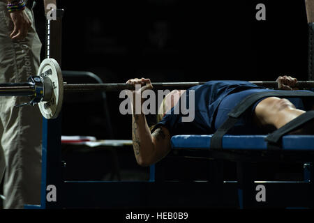 Ein US-Marine tritt bei den Invictus Games im Queen Elizabeth Olympic Park in London im Rahmen eines Multi-Sport-Events an, bei dem verwundete Krieger aus mehreren Nationen zur Erholung und Rehabilitation beitragen. Stockfoto