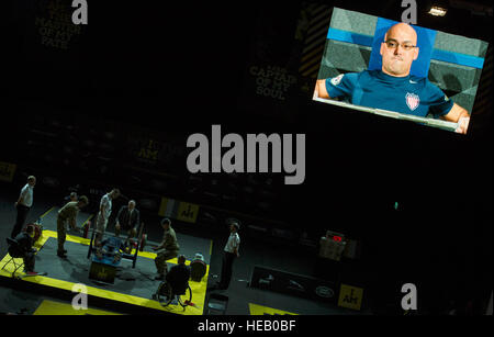 Bei den Invictus Games in London treten Mitarbeiter der Luftwaffe im Powerlifting an, die Teil eines Multi-Sport-Events für mehr als 300 verwundete Krieger aus 13 Nationen sind, um Rehabilitation und Genesung zu unterstützen. Stockfoto