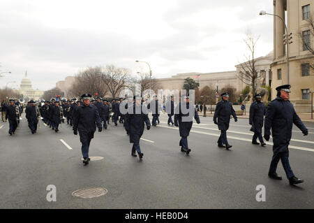 Mitglieder der Air Force Band marschieren unten Constitution Avenue während einen Probelauf der Einweihung Parade für Präsident elect Barack Obama Jan. 11 in Washington. Senior Airman Tim Chacón) Stockfoto