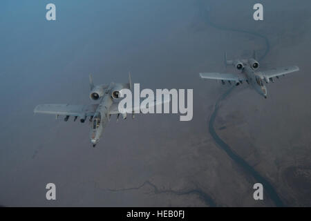 Ein paar warten US Air Force a-10 Warzenschweine, das 163. Expeditionary Kämpfer-Geschwader zugewiesen, Kraftstoff aus einer KC-135 Stratotanker, 340. Expeditionary Aerial Refueling Squadron, über Südwestasien, 13. Oktober 2015 erhalten. Koalitionstruppen fliegende tägliche Missionen zur Unterstützung der Operation inhärenten zu beheben.  Senior Airman Taylor Königin Stockfoto